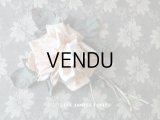 アンティーク コサージュ 一輪の薔薇 ギャラリーラファイエットのラベル付 - AUX GALERIES LAFAYETTE -