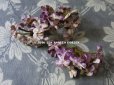 画像2: 19世紀末 アンティーク  シルク製ベルベット 紫の花のコサージュ (2)