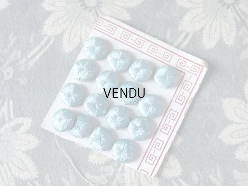 画像1: 19世紀 アンティーク シルク製 くるみボタン 13mm  16ピース スカイブルー