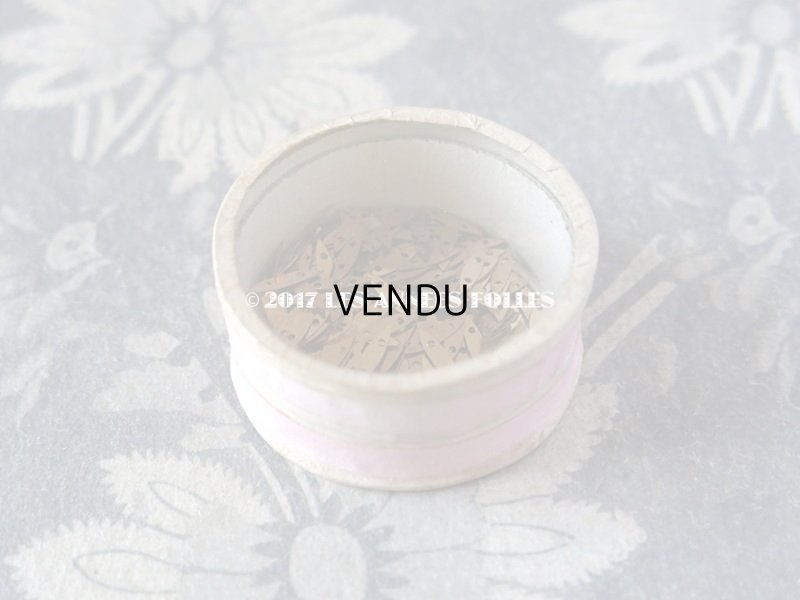 画像5: 1900年代 アンティーク ガラスの蓋の紙箱入り メタル製 極小 スパンコール リーフ型 ゴールド 2×7.5mm