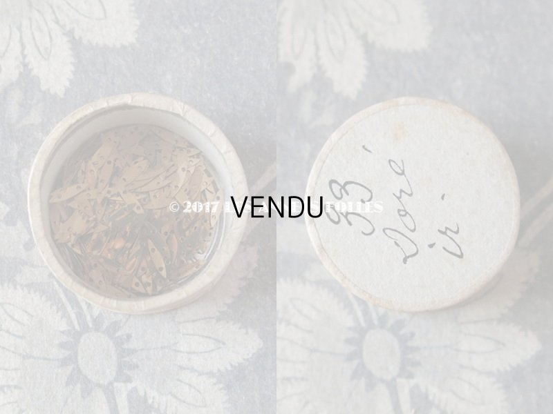 画像6: 1900年代 アンティーク ガラスの蓋の紙箱入り メタル製 極小 スパンコール リーフ型 ゴールド 2×7.5mm