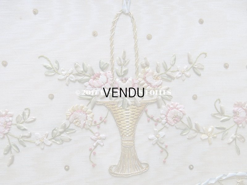 画像8: 19世紀末 アンティーク リボン刺繍 リボンワークのトレイ 花かごとリボンのガーランド