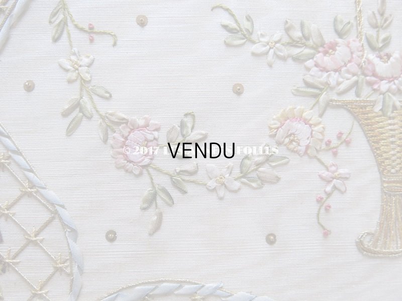 画像9: 19世紀末 アンティーク リボン刺繍 リボンワークのトレイ 花かごとリボンのガーランド