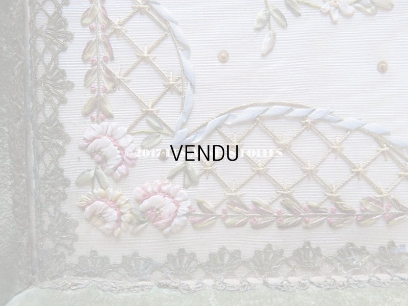 画像10: 19世紀末 アンティーク リボン刺繍 リボンワークのトレイ 花かごとリボンのガーランド