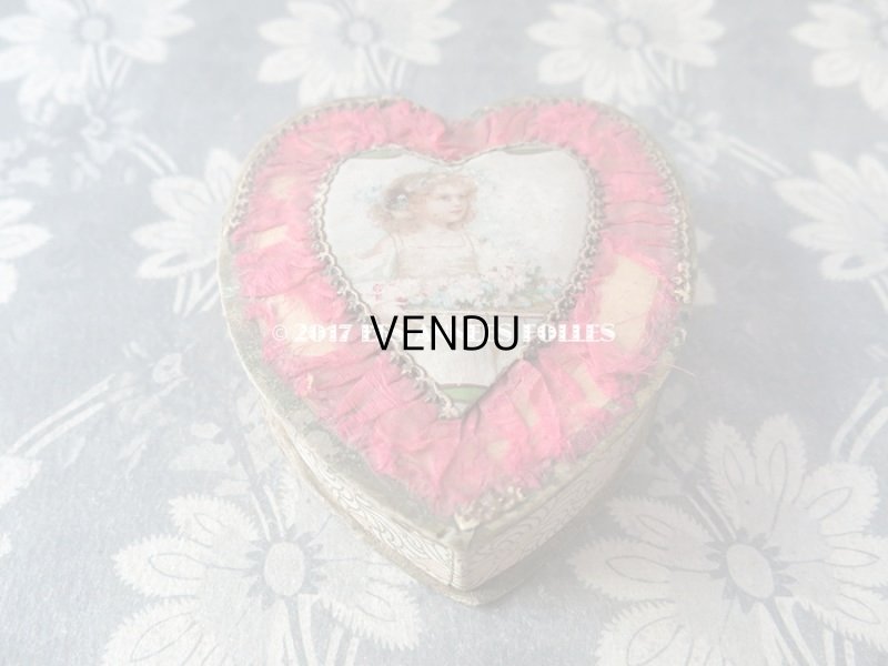 画像3: 1900年代 アンティーク ドラジェのお菓子箱 ハート型 花かごを持つ少女 レースペーパー付