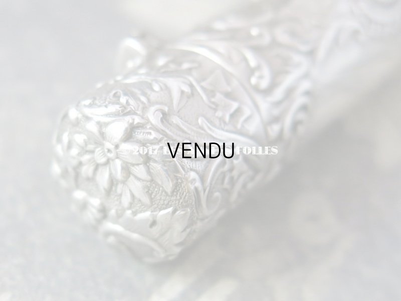 画像6:  アンティーク シルバー製 携帯用 花模様のパフュームボトル  クリスタルの栓 ロカイユ装飾