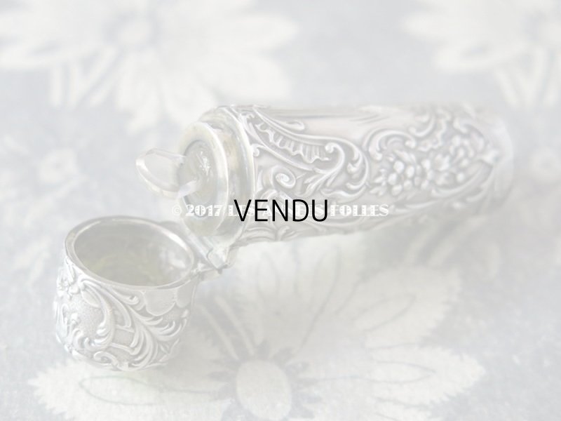 画像7:  アンティーク シルバー製 携帯用 花模様のパフュームボトル  クリスタルの栓 ロカイユ装飾