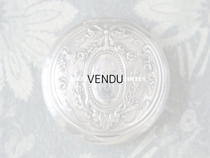 画像5: アンティーク シルバー製 パウダーケース リボンと薔薇のガーランド モノグラム