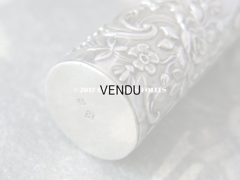 画像5:  アンティーク シルバー製 携帯用 花模様のパフュームボトル  クリスタルの栓 ロカイユ装飾