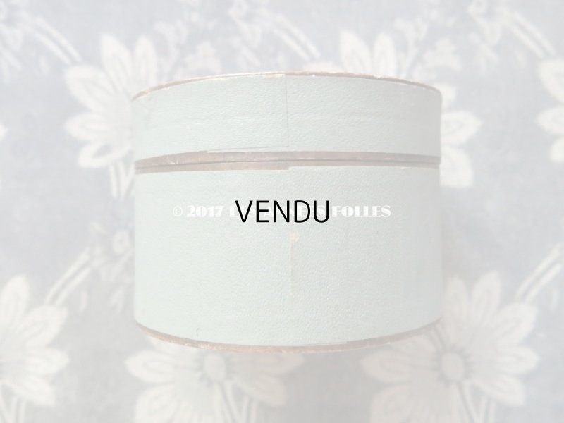 画像6: アンティーク ルーブル百貨店 硝子の蓋の糸箱 スレッドケース 淡いオリーブグリーン - GRANDS MAGASINS DU LOUVRE -