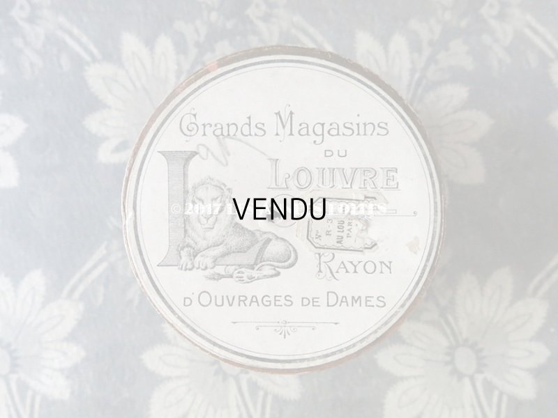 画像3: アンティーク ルーブル百貨店 硝子の蓋の糸箱 スレッドケース 淡いオリーブグリーン - GRANDS MAGASINS DU LOUVRE -