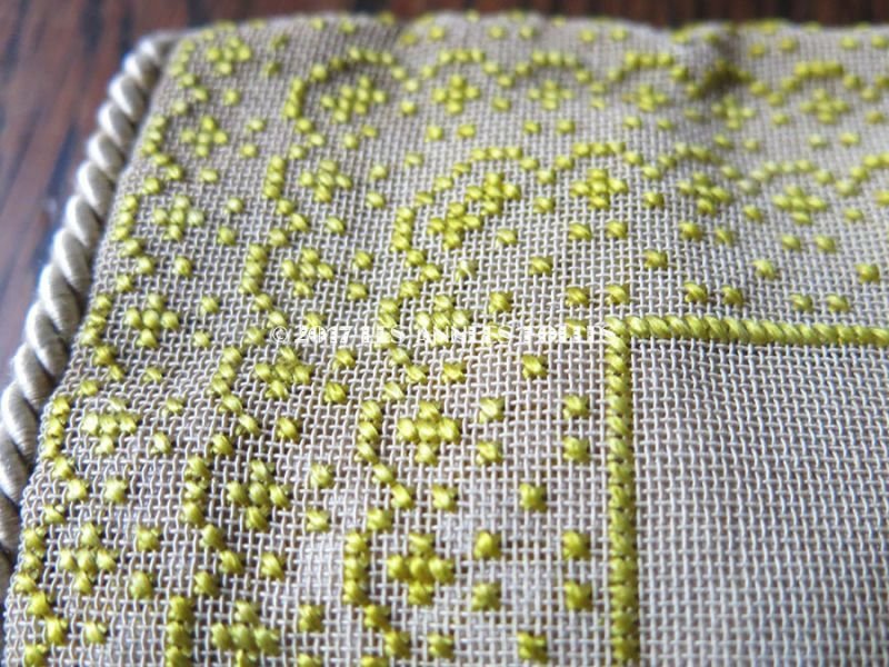 画像11: ＊蚤の市＊アンティーク 大きなハンキーケース クロスステッチ シルク製 ハンカチ用ポシェット MOUCHOIRS