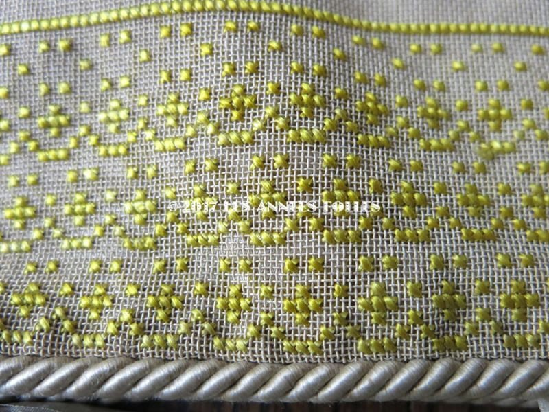 画像10: ＊蚤の市＊アンティーク 大きなハンキーケース クロスステッチ シルク製 ハンカチ用ポシェット MOUCHOIRS