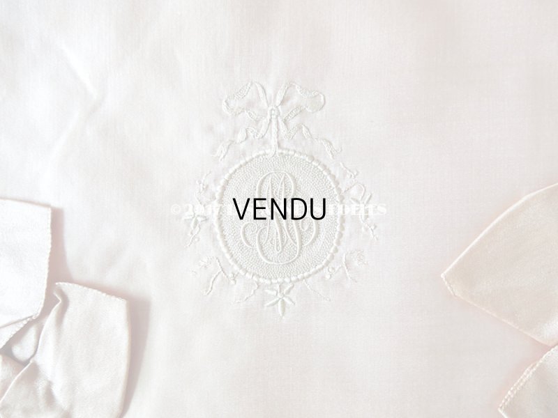 画像3: 1900年代 アンティーク シルク製 ハンキーケース  パウダーピンク色 モノグラムのメダイヨン ハンカチ用ポシェット MOUCHOIRS