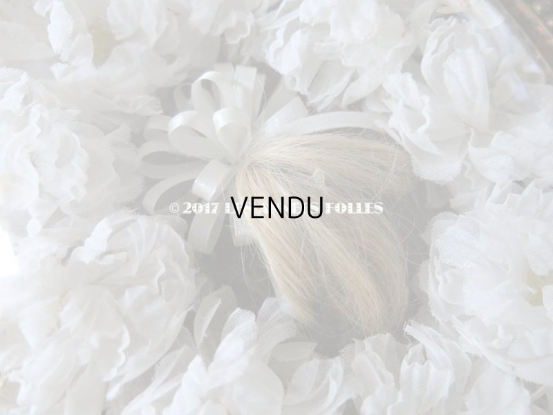 画像8: 19世紀 アンティーク ルリケール　聖遺物のガラスフレーム  白い布花 