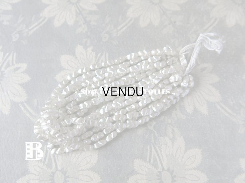 画像4: 1920年代 アンティーク 吹きガラス製 ビーズ  ライン入り ピーナッツ型 シルバー スフレビーズ 10×4mm 約200〜300ピース