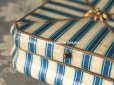 画像6: 19世紀 アンティーク ナポレオン3世時代 お菓子箱 ブルーのストライプ 脚付き 木箱 ドラジェ & チョコレート 
