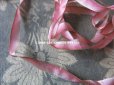 画像2: 1900年代 アンティーク シルク製 メタル糸の縁取り ピンクのグラデーションのリボン  7mm幅   (2)