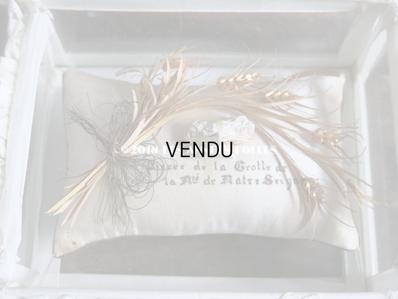 画像4: 19世紀末 アンティーク イエスキリストのルリケール ガラスケース 聖遺物 オフホワイトのリボンワーク 