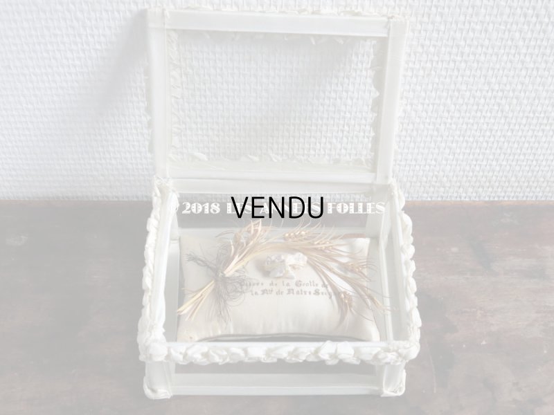 画像3: 19世紀末 アンティーク イエスキリストのルリケール ガラスケース 聖遺物 オフホワイトのリボンワーク 