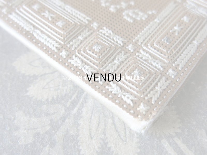 画像5:  アンティーク  ニードルケース  淡いブルーグリーン AMITIE