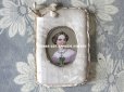 画像4: 19世紀 アンティーク 貴婦人の肖像画 リボン付 とても小さなフォトフレーム