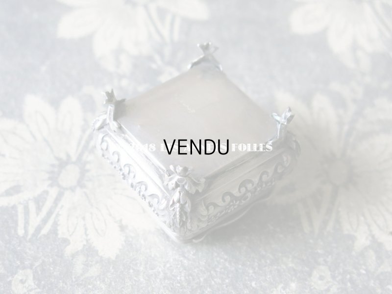 画像5: 1900年代　アンティーク シルバー製 脚付き　パウダーケース 薔薇のガーランド＆モノグラム