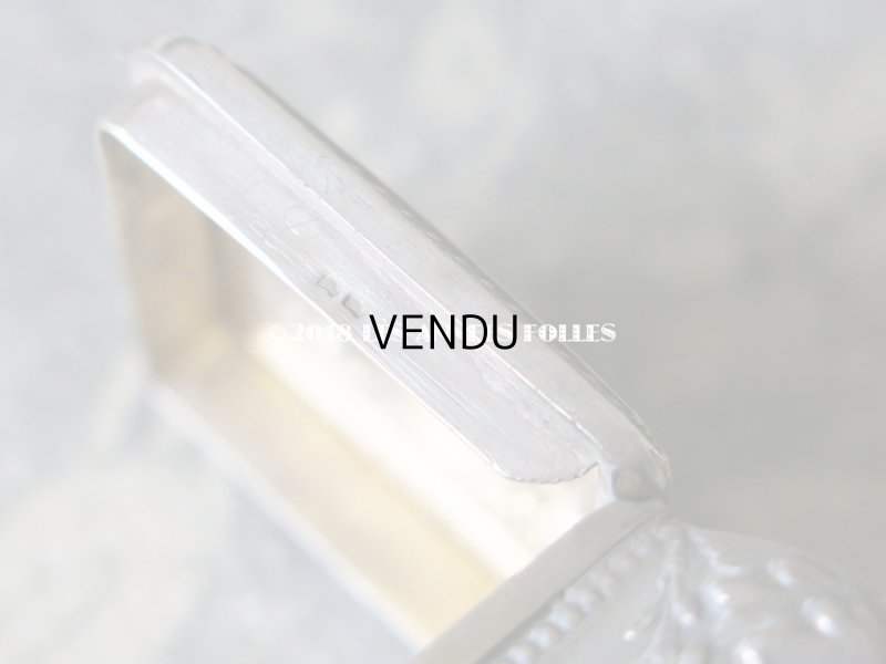 画像10: 1900年代　アンティーク シルバー製 脚付き　パウダーケース 薔薇のガーランド＆モノグラム