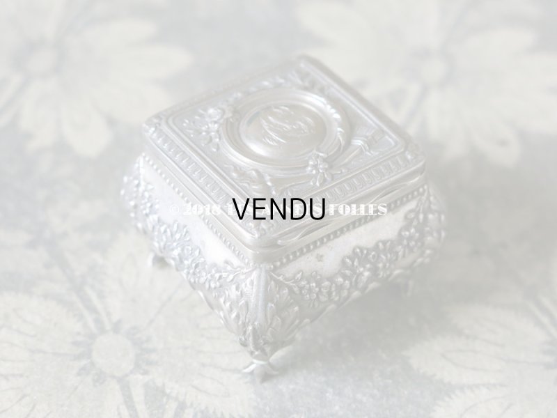 画像3: 1900年代　アンティーク シルバー製 脚付き　パウダーケース 薔薇のガーランド＆モノグラム