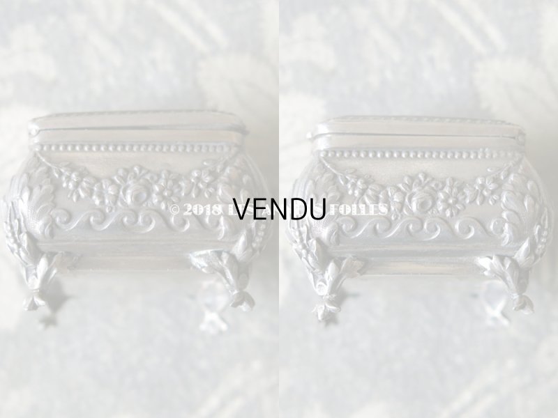 画像7: 1900年代　アンティーク シルバー製 脚付き　パウダーケース 薔薇のガーランド＆モノグラム