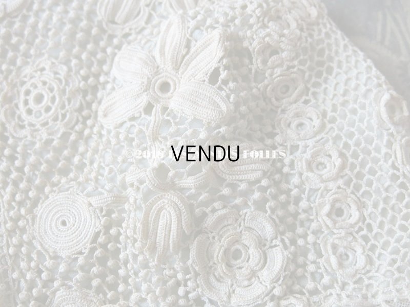 画像10: 1900年代 アンティーク ベビー用 クロシェレース 小さなポンポン ボネ & ソックス 淡いブルーの花モチーフ付