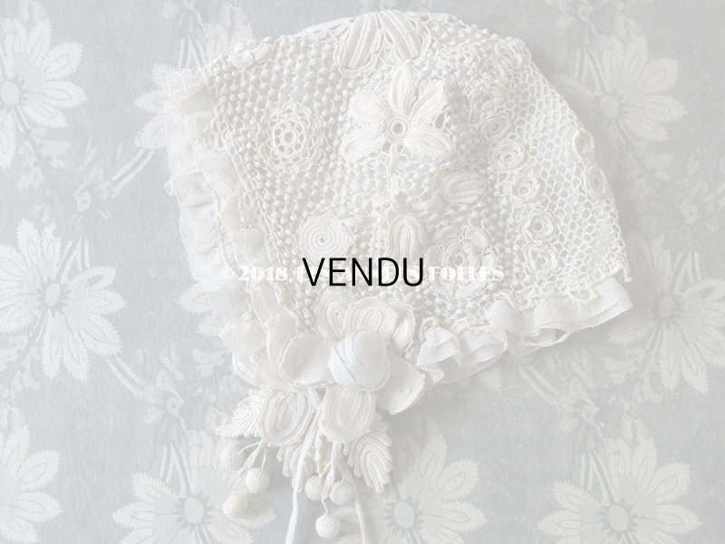 画像7: 1900年代 アンティーク ベビー用 クロシェレース 小さなポンポン ボネ & ソックス 淡いブルーの花モチーフ付