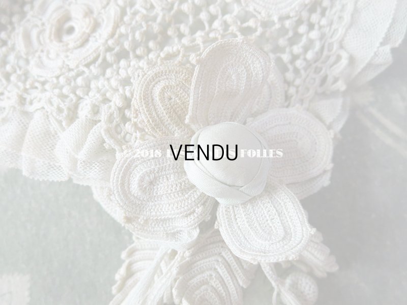 画像12: 1900年代 アンティーク ベビー用 クロシェレース 小さなポンポン ボネ & ソックス 淡いブルーの花モチーフ付