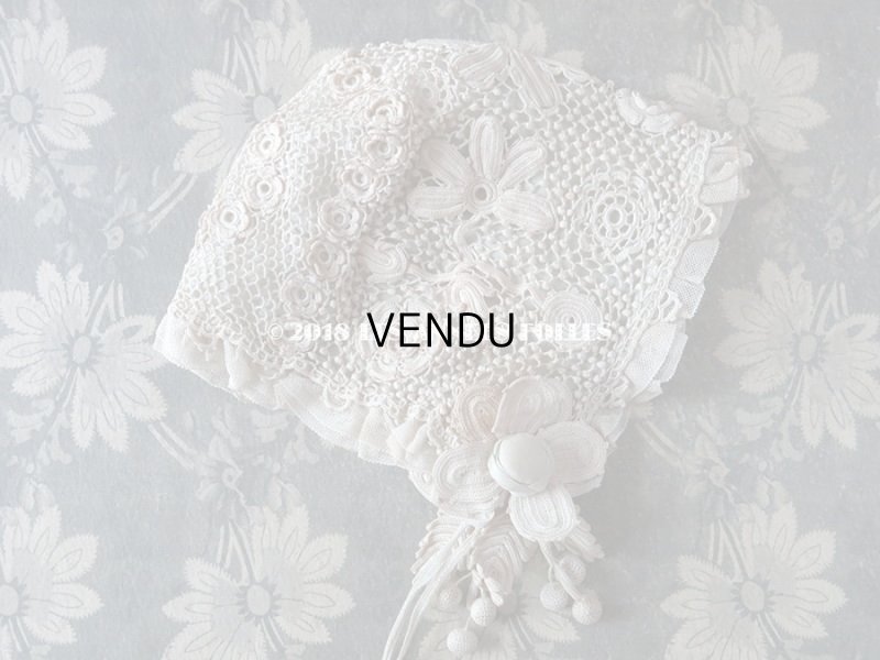 画像11: 1900年代 アンティーク ベビー用 クロシェレース 小さなポンポン ボネ & ソックス 淡いブルーの花モチーフ付