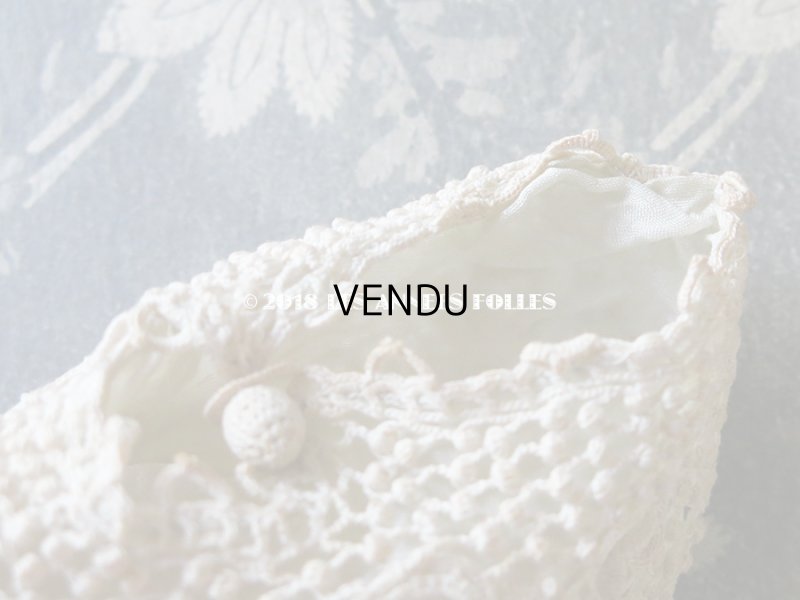 画像6: 1900年代 アンティーク ベビー用 クロシェレース 小さなポンポン ボネ & ソックス 淡いブルーの花モチーフ付