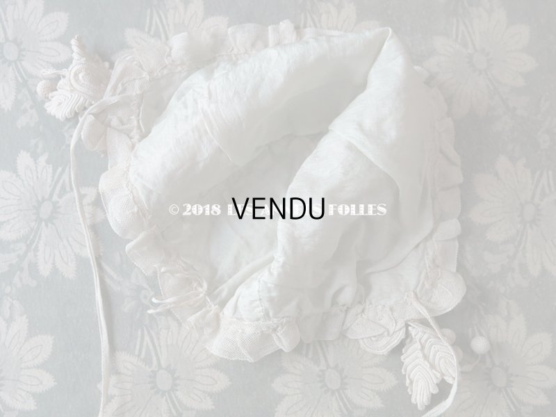 画像15: 1900年代 アンティーク ベビー用 クロシェレース 小さなポンポン ボネ & ソックス 淡いブルーの花モチーフ付