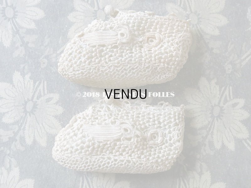 画像3: 1900年代 アンティーク ベビー用 クロシェレース 小さなポンポン ボネ & ソックス 淡いブルーの花モチーフ付