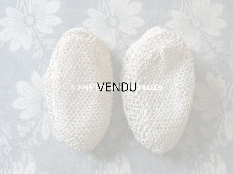 画像5: 1900年代 アンティーク ベビー用 クロシェレース 小さなポンポン ボネ & ソックス 淡いブルーの花モチーフ付