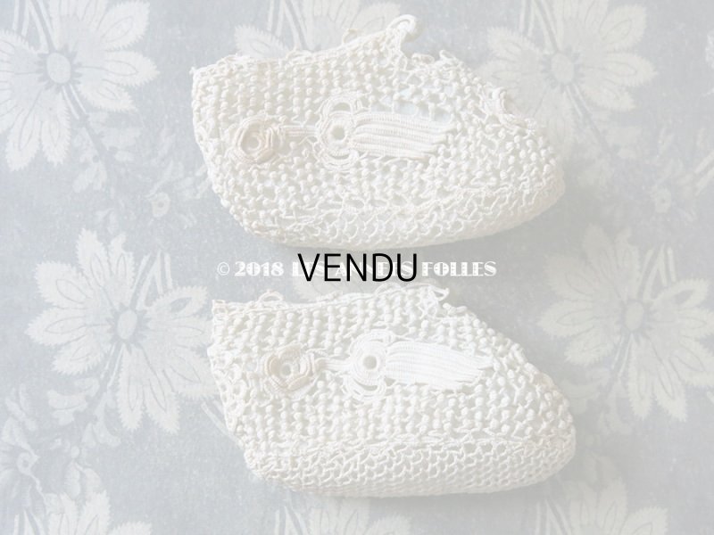 画像4: 1900年代 アンティーク ベビー用 クロシェレース 小さなポンポン ボネ & ソックス 淡いブルーの花モチーフ付