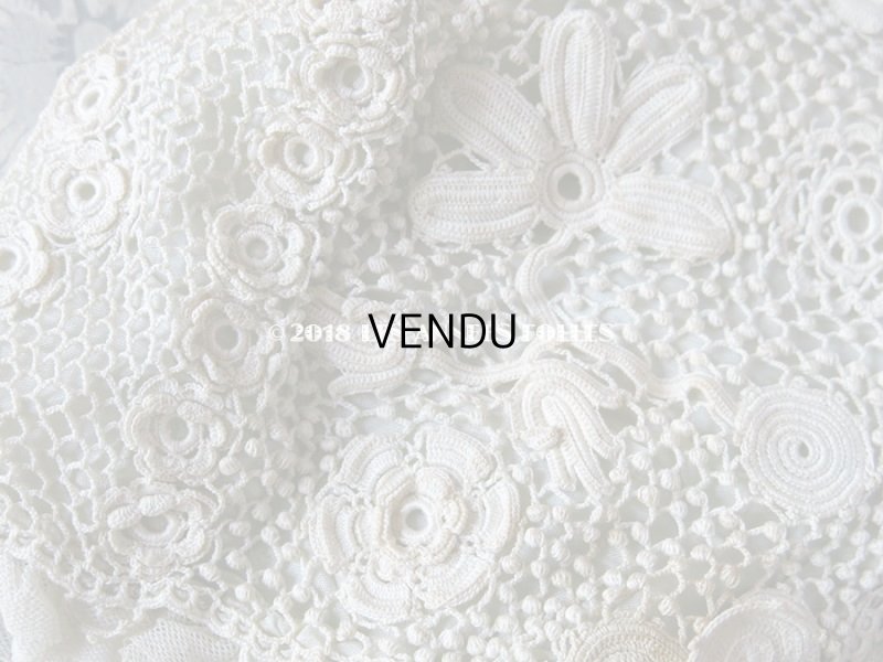 画像13: 1900年代 アンティーク ベビー用 クロシェレース 小さなポンポン ボネ & ソックス 淡いブルーの花モチーフ付