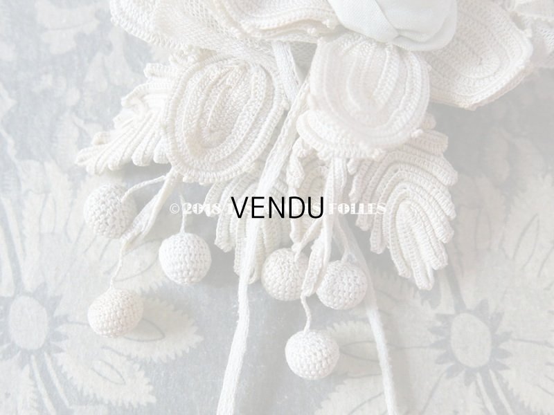 画像9: 1900年代 アンティーク ベビー用 クロシェレース 小さなポンポン ボネ & ソックス 淡いブルーの花モチーフ付