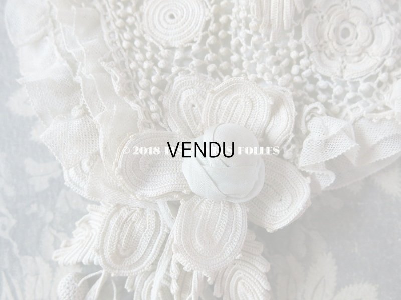 画像8: 1900年代 アンティーク ベビー用 クロシェレース 小さなポンポン ボネ & ソックス 淡いブルーの花モチーフ付