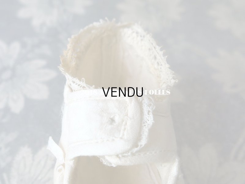 画像8: 1900年代 アンティーク ベビー用  手刺繍の花とリボンのガーランド オフホワイトのシルクサテン