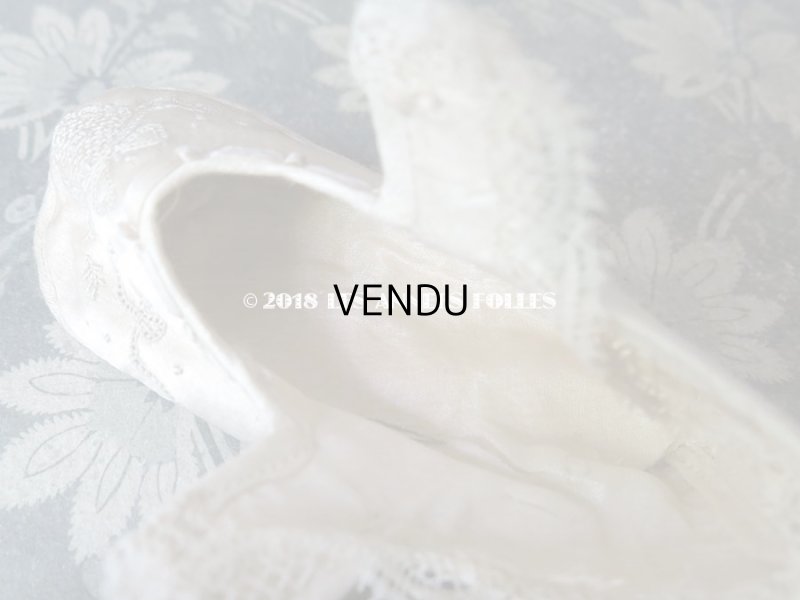 画像12: 1900年代 アンティーク ベビー用  手刺繍の花とリボンのガーランド オフホワイトのシルクサテン