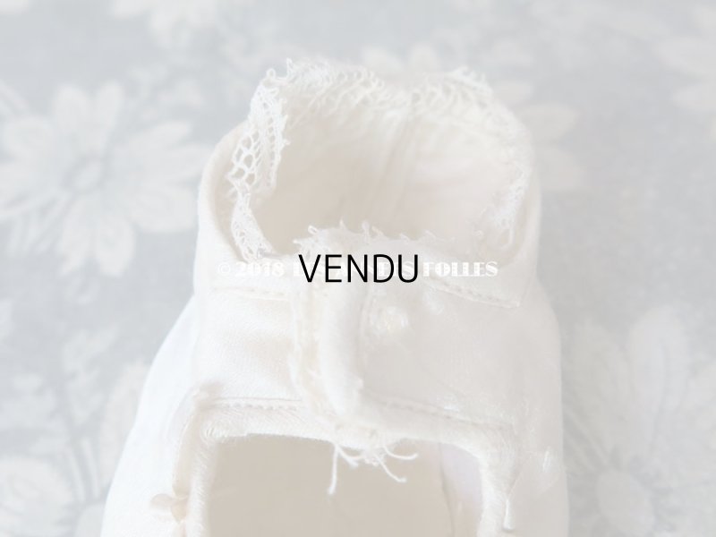 画像4: 1900年代 アンティーク ベビー用  手刺繍の花とリボンのガーランド オフホワイトのシルクサテン