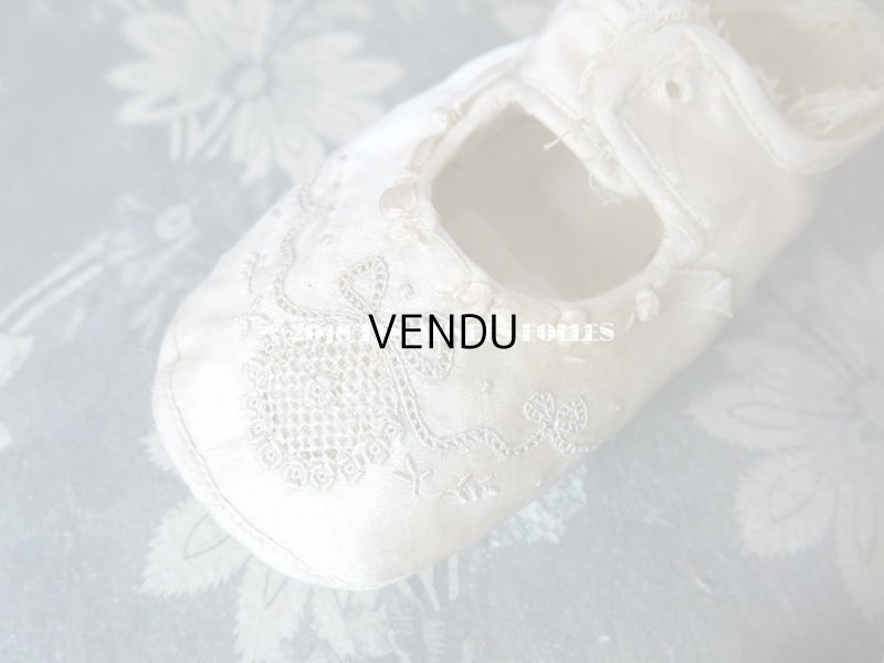 画像3: 1900年代 アンティーク ベビー用  手刺繍の花とリボンのガーランド オフホワイトのシルクサテン