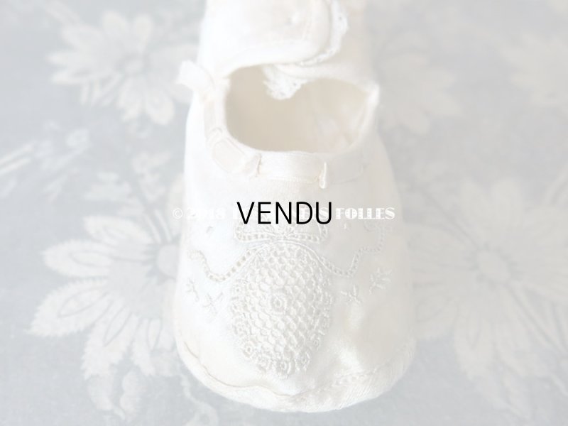 画像7: 1900年代 アンティーク ベビー用  手刺繍の花とリボンのガーランド オフホワイトのシルクサテン