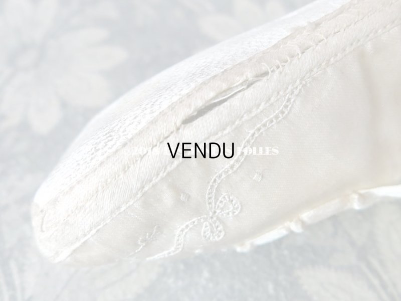 画像10: 1900年代 アンティーク ベビー用  手刺繍の花とリボンのガーランド オフホワイトのシルクサテン