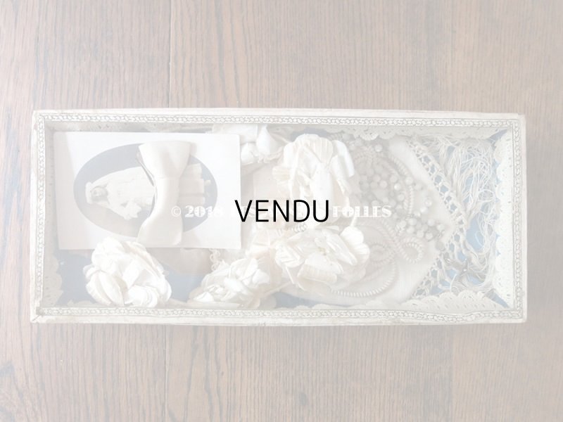 画像3: 19世紀末 アンティーク 硝子の蓋の紙箱入り コミュニオンのヘッドリース & オモニエール & ロザリオ