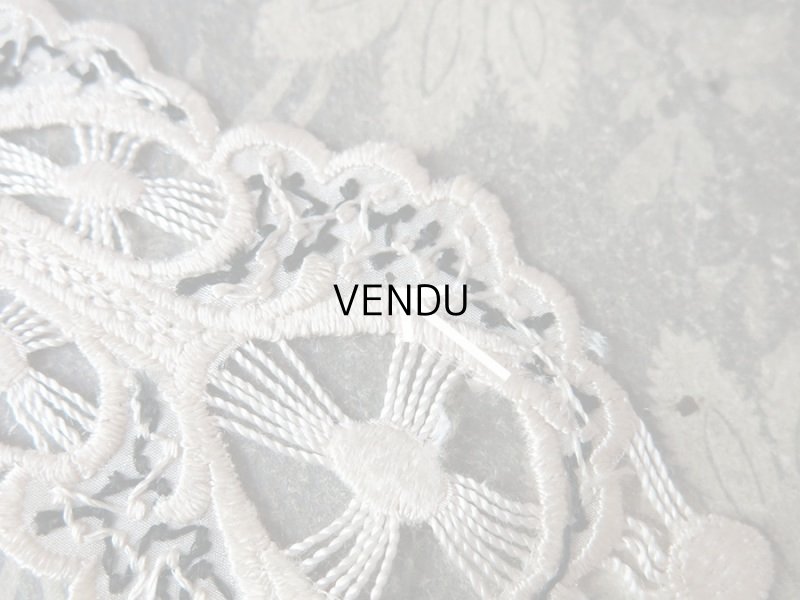 画像4: 19世紀末 アンティーク  シルク製 モノトーンの刺繍モチーフ 